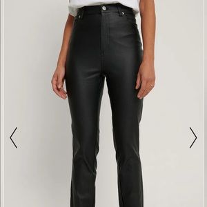 Black skinny pants in waxed/leather optic.